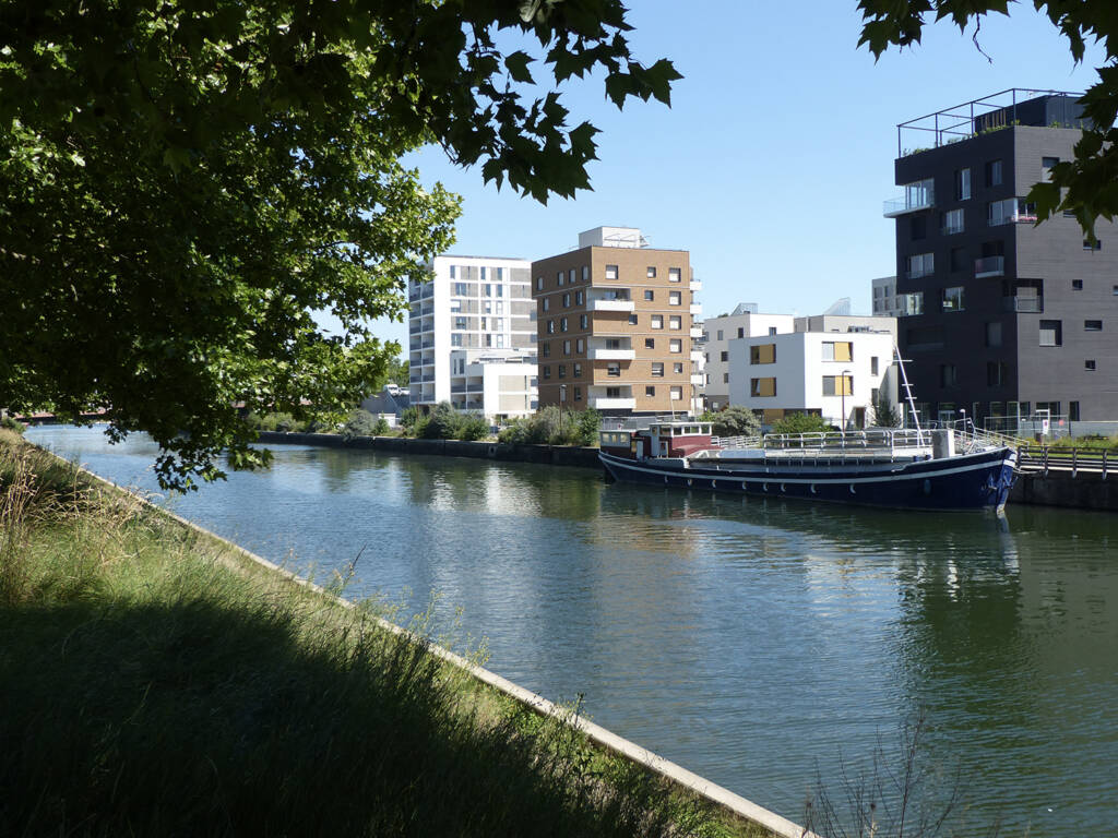 La résidence Futur Composé au bord du canal